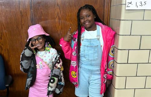  girls posing with peace sign 